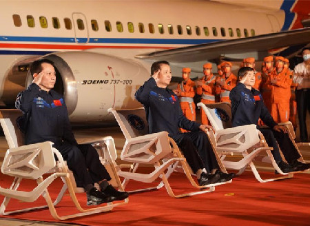 Shenzhou-12 astronauts arrive in Beijing