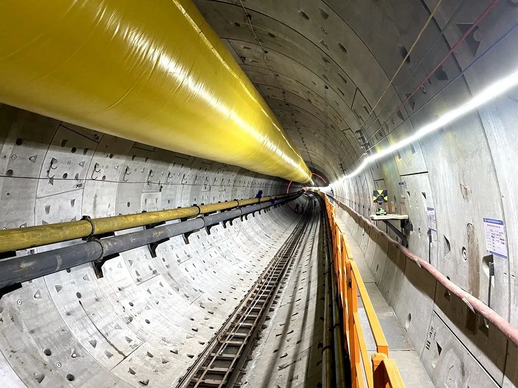 开屏新闻-全长17.5公里！中老铁路第一长隧——安定隧道贯通