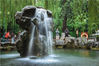 2021年9月27日，济南趵突泉、月牙泉喷涌欢腾，各泉水景观达到了今年最佳观赏效果，前来趵突泉景区观赏泉水的游客络绎不绝。