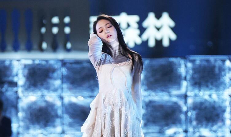  2022江苏跨年|薛之谦携手任路瑶 深情歌声与曼妙舞姿遥相呼应