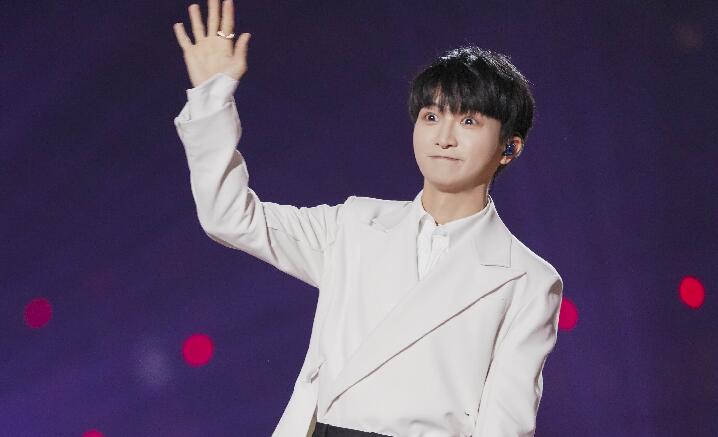 2022江苏跨年|周深 《生活总该迎着光亮》动情开唱！