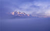 2022年1月11日-12日，四川阿坝州理县，多彩秀丽，梦幻般的胆扎木沟红山一幅五色的川西画卷，撒落在湛蓝天空下洁白雪山云海的五彩世界。