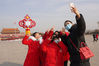 2022年1月14日，为迎接北京2022年冬奥会和冬残奥会召开，北京市在天安门广场、东单、西单等地布置了十个主题花坛，为冬奥盛会提供良好的城市环境。布置工作已于1月10日晚进场施工，预计1月20日全部完工。   中新社记者 贾天勇 摄