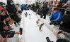 2022年1月15日，黑龙江省哈尔滨市，极地公园的“淘学企鹅”带领它的企鹅小分队，正式开启今冬的首次外出巡游，在飘舞的雪花中，和市民互动。
