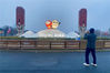 2022年1月21日晚，北京，北土城路地铁站外的景观花坛“盛世华章”开启照明。点亮的“冰墩墩”“雪容融”憨态可掬，笑迎八方来客。
