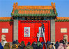 2018年2月7日，沈阳，沈阳故宫东大门挂起门神，迎接即将到来的小年。签约供稿人/视觉中国