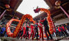 2022年1月14日，江西省新余市仙女湖区观巢镇舞龙队正在进行迎新年排练。赵春亮/视觉中国