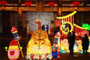 2022年1月25日，江苏省南京市，腊月二十三农历小年，秦淮灯彩亮灯，夫子庙灯火璀璨年味渐浓，很多市民和游客前往南京夫子庙，观赏秦淮灯彩。