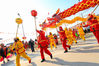 Lianyungang, Jiangsu
Folk artists are performing dragon dance, bringing vitality and liveliness to the scene.