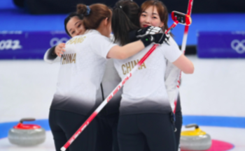 战胜|赢了！中国女子冰壶战胜加拿大队