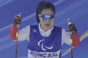 北京冬残奥会|中国代表团第17金！杨洪琼夺得越野滑雪女子7.5公里（坐姿组）金牌