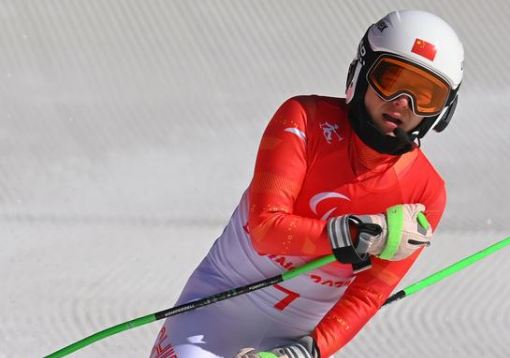代表团|中国代表团首枚奖牌！朱大庆夺得高山滑雪女子滑降（视力障碍组）银牌