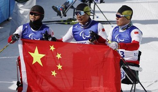 北京冬残奥会|包揽金银！中国选手夺得越野滑雪男子18公里（坐姿组）金、银牌