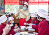  2022年5月12日，在陕西省西安师范附属小学厨艺馆课堂上，李航宇老师正教授三年级一班学生动手包饺子。