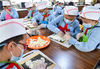  2022年5月12日，在陕西省西安师范附属小学厨艺馆课堂上，李航宇老师正教授三年级一班学生动手包饺子。
