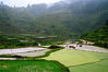 2022年5月22日，在贵州省黎平县尚重镇洋洞村，村民和游客在参加传统农耕展示活动。
