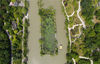 2022年5月27日，入夏以来，随着气温升高，江苏扬州瘦西湖风景区绿意葱茏，碧水蓝天相映，呈现出水清树绿的夏日江南美景，吸引各地游客前来游玩。