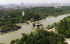 2022年5月27日，入夏以来，随着气温升高，江苏扬州瘦西湖风景区绿意葱茏，碧水蓝天相映，呈现出水清树绿的夏日江南美景，吸引各地游客前来游玩。