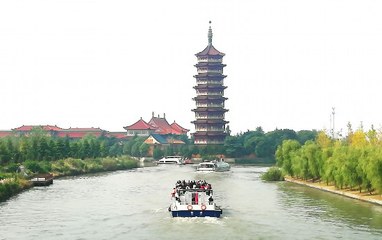 扬州运河水上旅游观光巴士首航 穿行水上景观“长廊”