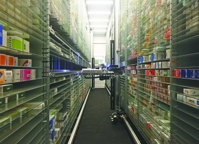 其药单信息就会发送至发药机,发药机则会操控自动抓药的"机器人"机械