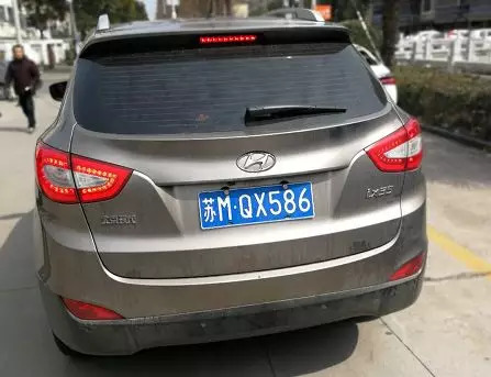 泰州人的朋友圈都在传这个红衣男子……我们能不能找到他?