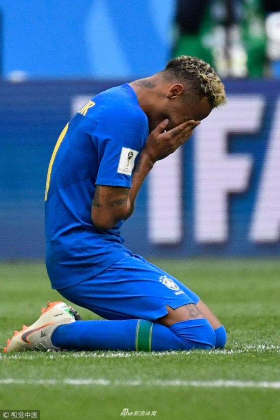 内马尔喜极而泣跪地掩面痛哭