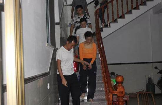 女人被警察带走时,超市老板娘和村民都惊呆了.