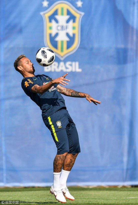 巴西队训练备战 内马尔欺负库鸟