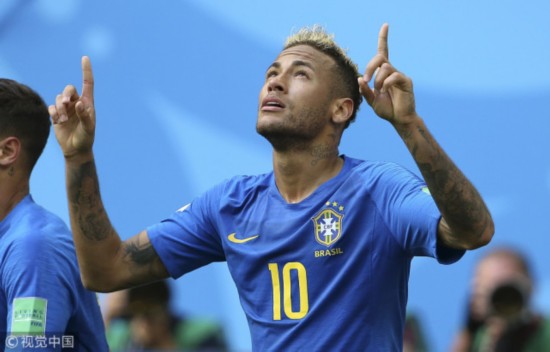 内马尔庆祝进球