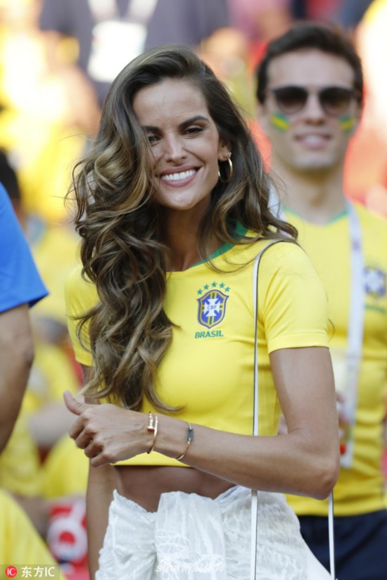 特拉普女友穿巴西球衣为国助威