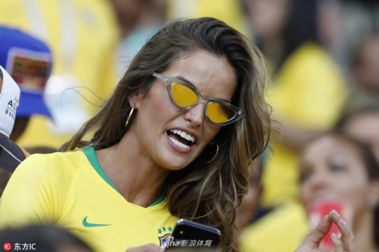 特拉普女友穿巴西球衣为国助威