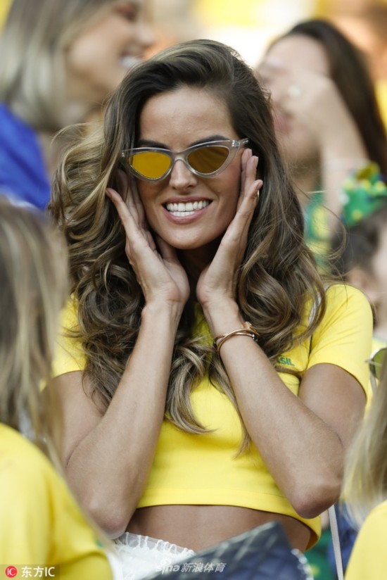 特拉普女友穿巴西球衣为国助威