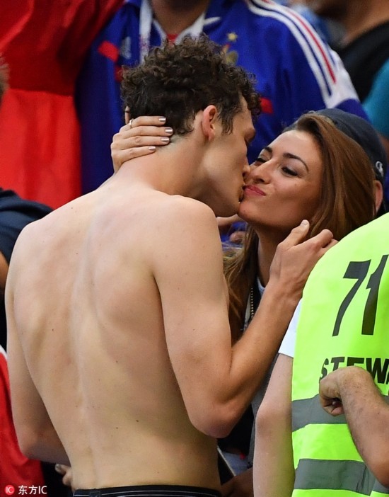 帕瓦尔赛后与女友庆祝