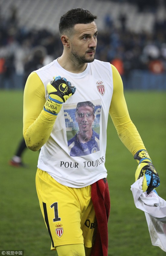 你一直都在!苏巴西奇穿纪念衫缅怀儿时好友