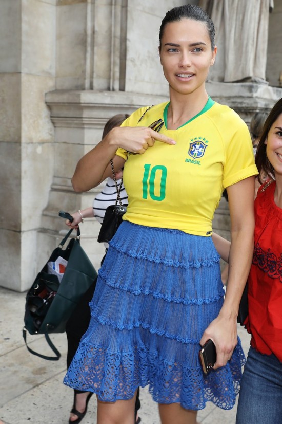 利马穿巴西队服参加时装周