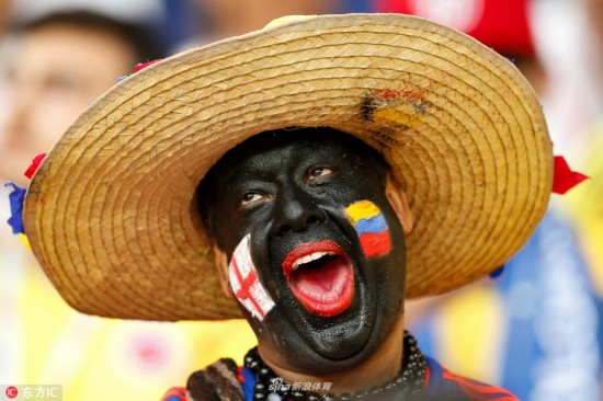世界杯大黑脸球迷嘟嘴送飞吻