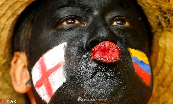 世界杯大黑脸球迷嘟嘴送飞吻