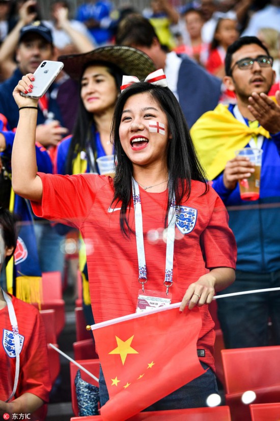 俄罗斯莫斯科,2018世界杯1/8决赛,哥伦比亚vs英格兰,中国女球迷为"欧