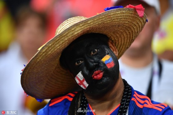 世界杯大黑脸球迷嘟嘴送飞吻