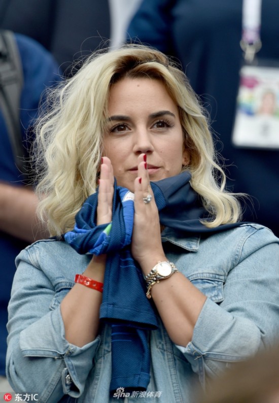 格列兹曼女友看台观战法国大战乌拉圭