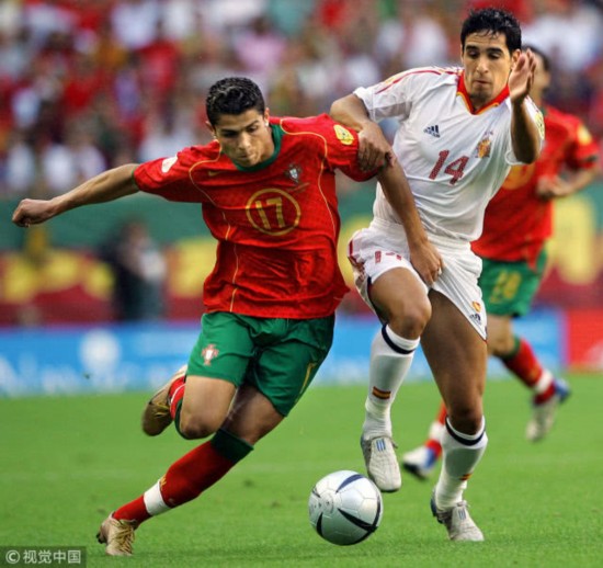 2004年,c罗作为主力出战葡萄牙本土欧洲杯