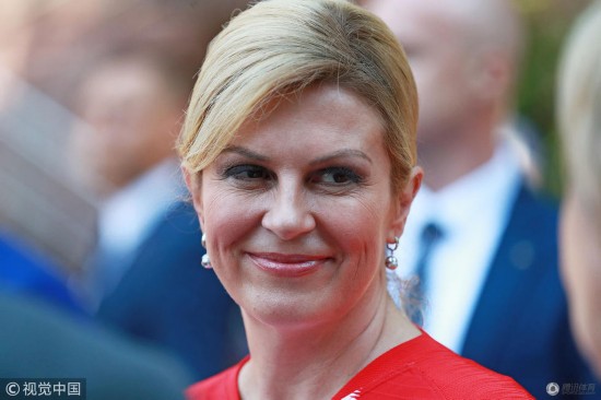 克罗地亚美女总统来啦! 现身索契球迷打扮和蔼可亲