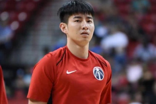 奇才对阵76人的比赛中,来自cba广州男篮的衡艺丰终于完成了自己在nba