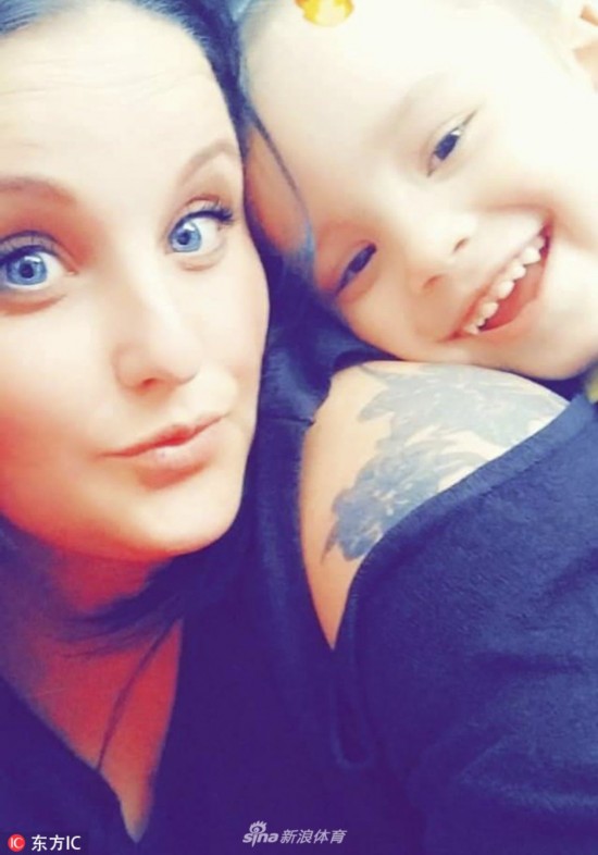 英国小男孩语言发育迟缓手语唱"足球回家"