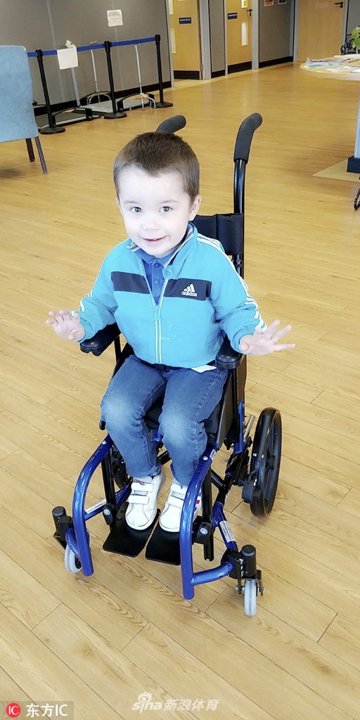 英国小男孩语言发育迟缓手语唱"足球回家"