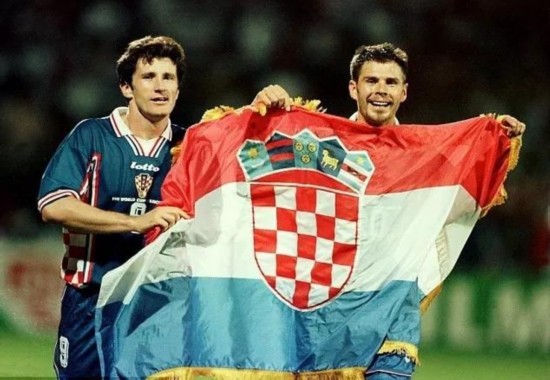 1998年世界杯上,博班和苏克手举克罗地亚国旗
