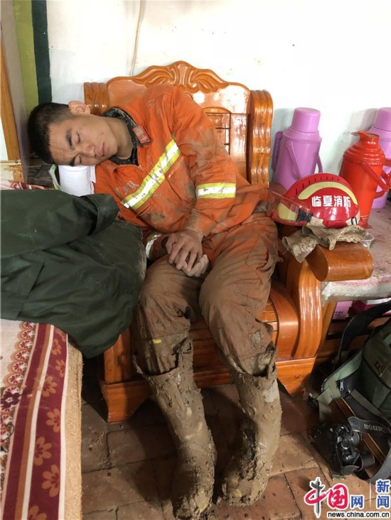 救援任务结束后正在休息的消防员.    