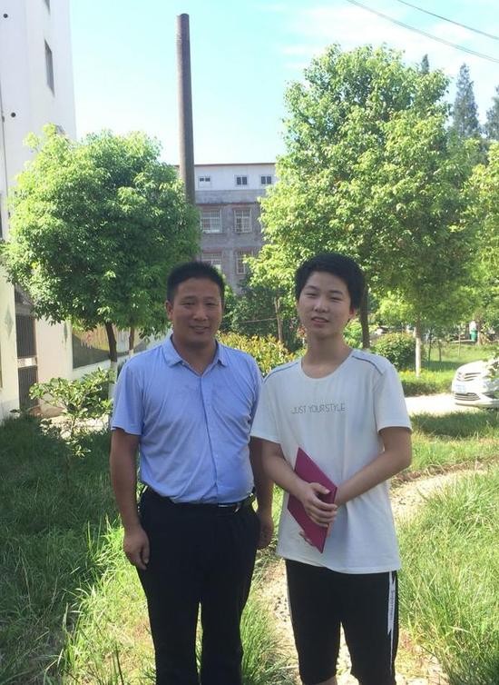 老师告诉记者:弘一是一个表面腼腆,内心阳光,乐观低调的帅气男孩