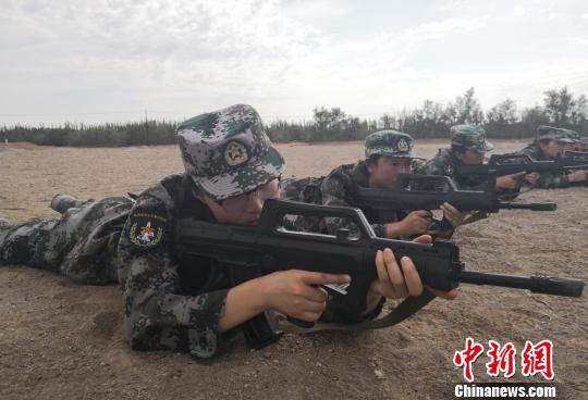 图为学生进行沙地"持枪"匍匐前进训练.刘玉桃 摄