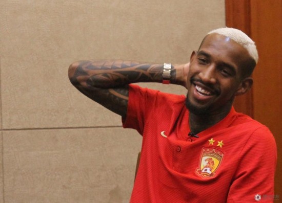 高清:塔利斯卡接受采访 喜笑颜开摸后脑勺